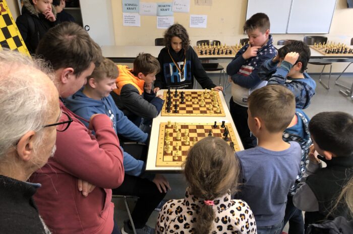 Schach-Großmeister trainiert Jugend des 1. SK Troisdorf
