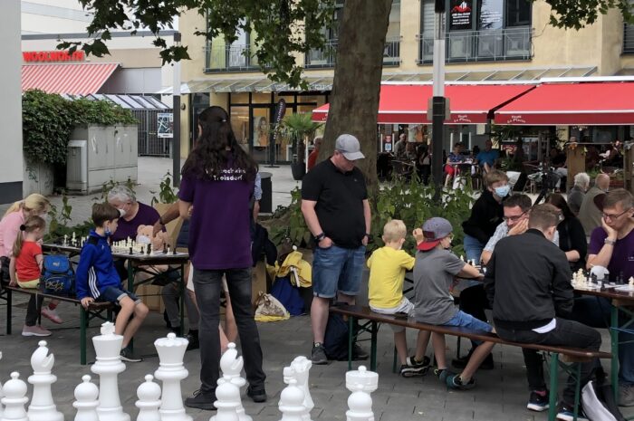 1.300 € Spendengelder vom Schachklub Troisdorf für Flutopfer eingesammelt