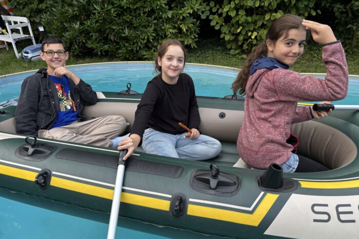 Bootsfahrt im Pool und Schachpartien bis in den Abend